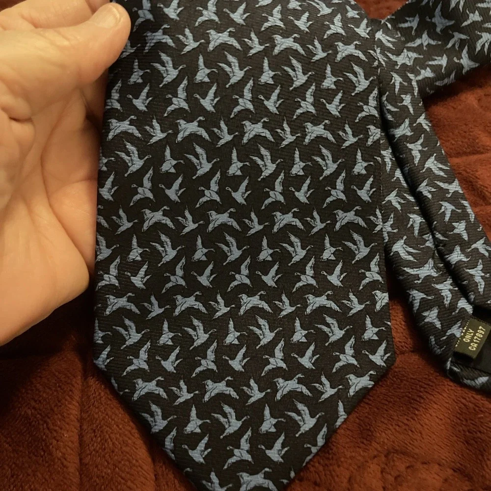 DUCK BANANA REPUBLIC Italy DESIGNER NECKTIE TIE Navy W/ Light Blue Ducks 4x57.5
